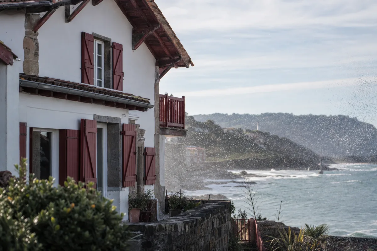 Plombier Hendaye : devis, tarifs et humidité du littoral basque